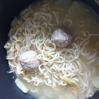 白菜と肉団子のインスタントラーメン